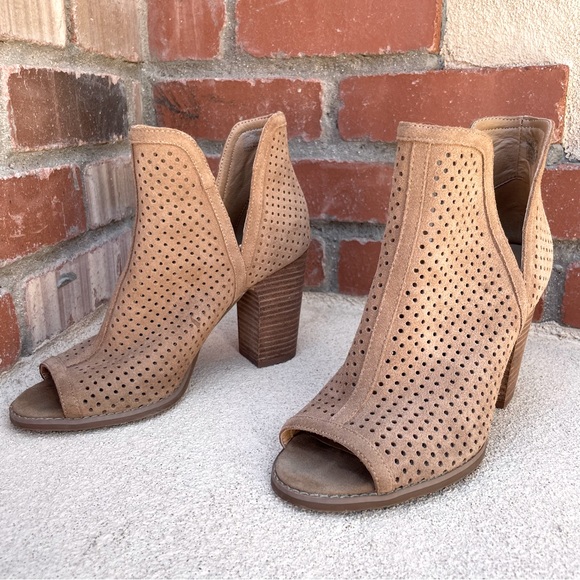 Lucky Brand Larise Perforated Suede Peep Toe Stacked Heel Ankle Boot in Sesame - Picture 3 of 11